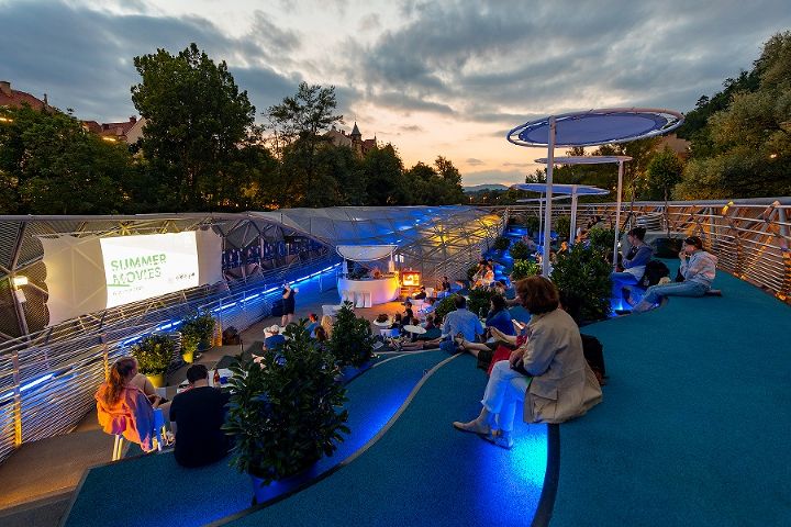 Montag ist auf der Grazer Murinsel „Teen Screen"-Tag