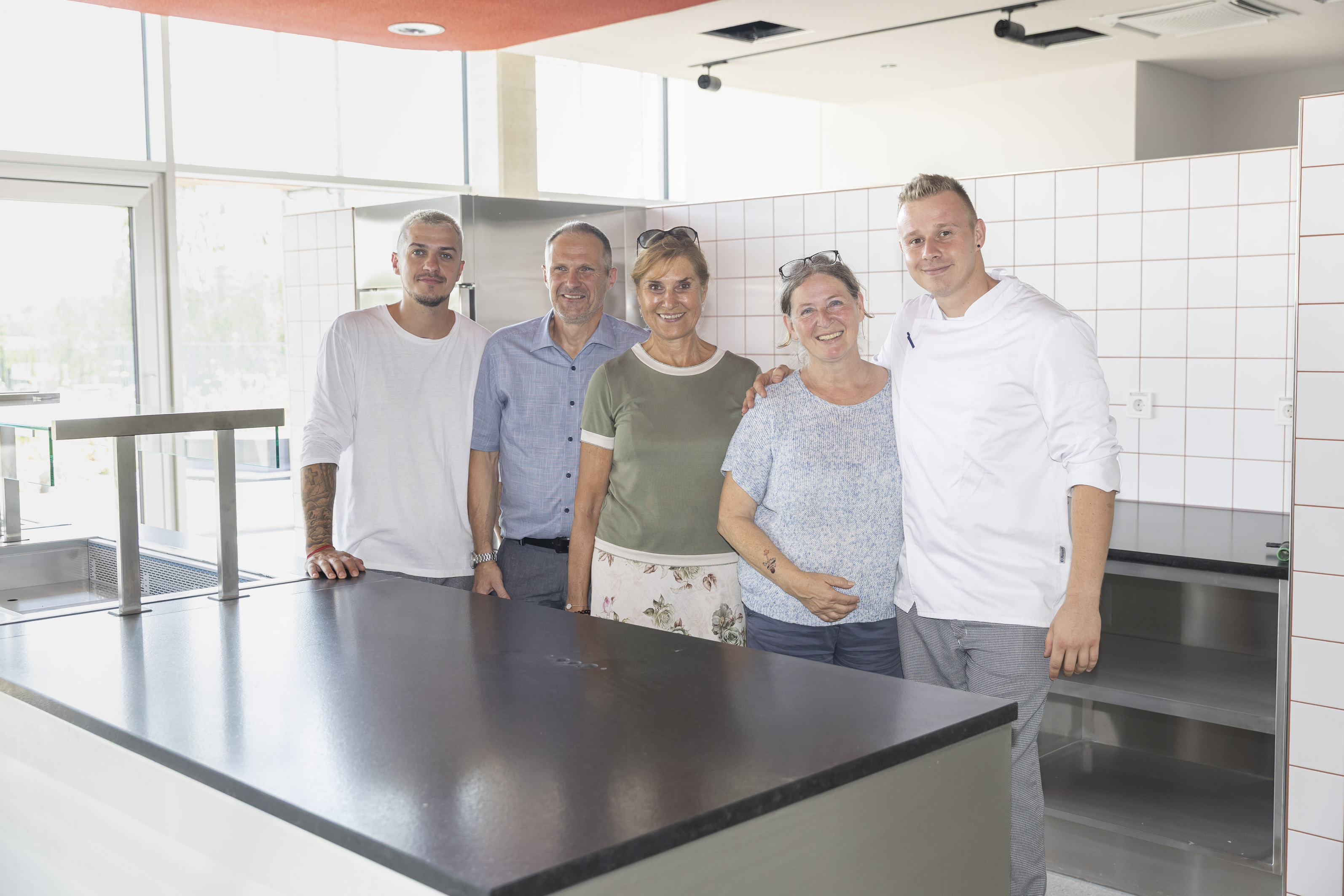 Freuen sich auf die neue "Küche Graz": Sous-Chef Kevin Hainz, Leiter der Küche Graz, Franz Gerngroß, Sozialamtsleiterin Andrea Fink, Bürgermeisterin Elke Kahr und Küchenchef Daniel Zinser (v. l.). © Stadt Graz/Fischer Freuen sich auf die neue "Küche Graz": Sous-Chef Kevin Hainz, Leiter der Küche Graz, Franz Gerngroß, Sozialamtsleiterin Andrea Fink, Bürgermeisterin Elke Kahr und Küchenchef Daniel Zinser (v. l.).