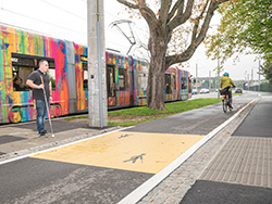 Taktile Trennung von Geh- und Radwegen. Zum Vergrößern klicken Sie aufs Bild © Stadt Graz/Fischer Taktile Trennung von Geh- und Radwegen. Zum Vergrößern klicken Sie aufs Bild