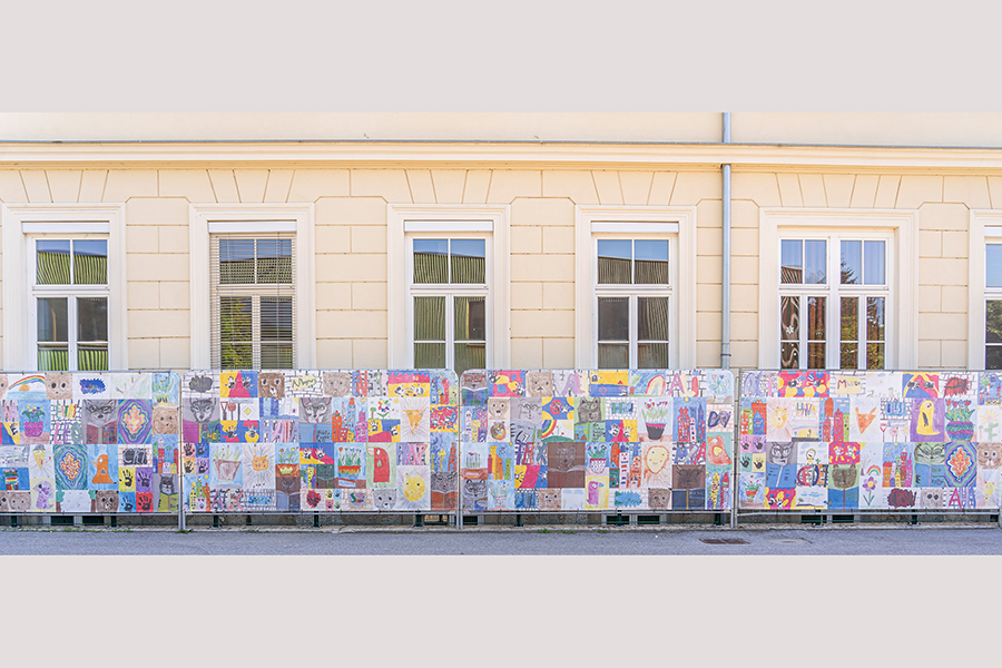 200 Kinderzeichnungen zieren die 17 Meter lange Plane © Stadt Graz/Fischer 200 Kinderzeichnungen zieren die 17 Meter lange Plane