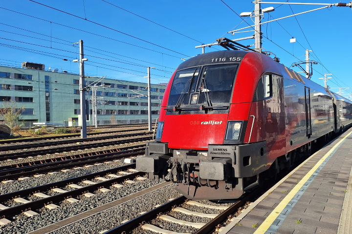 Zug im Grazer Hauptbahnhof