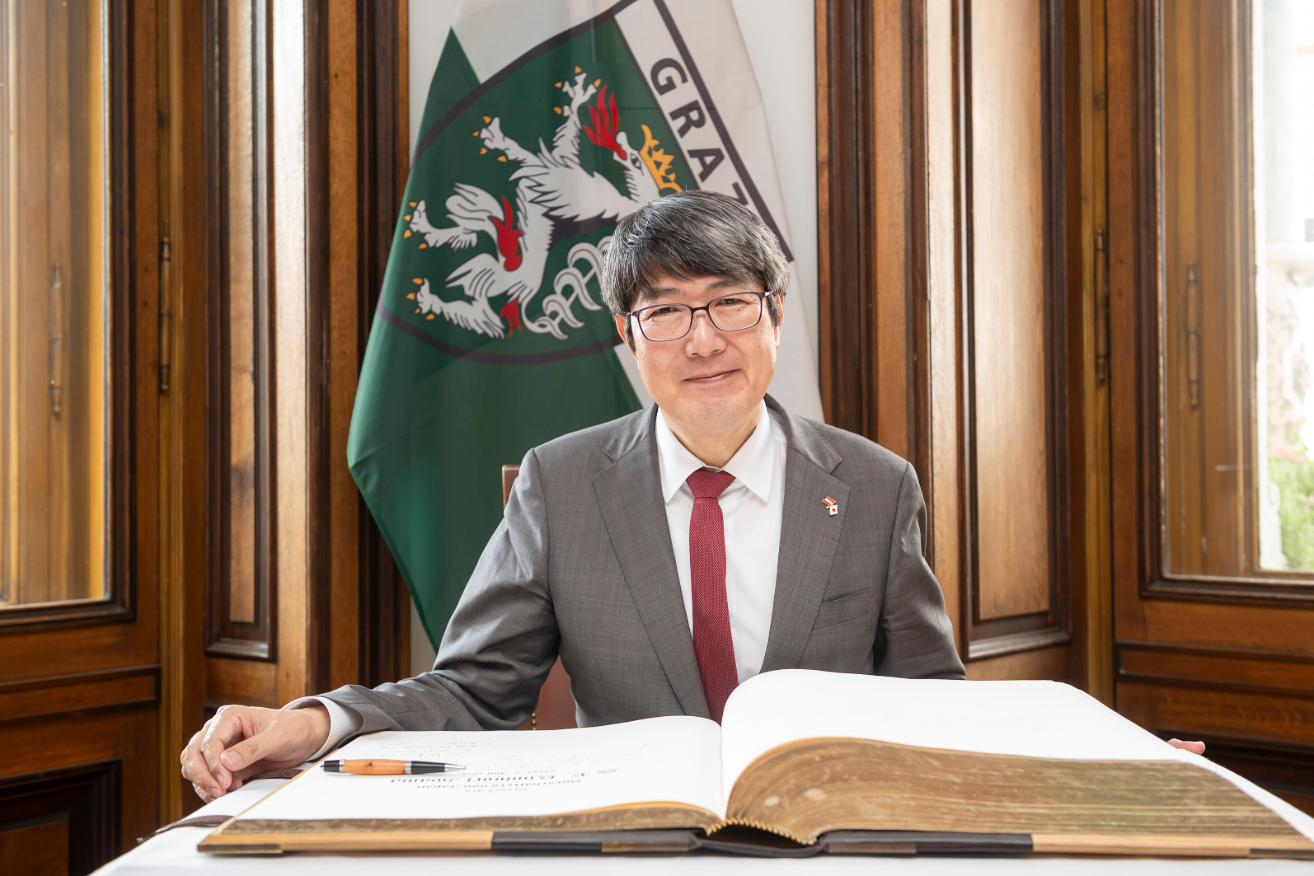Große Freude: Das Goldene Buch ist um einen Eintrag reicher. © Stadt Graz/Fischer Große Freude: Das Goldene Buch ist um einen Eintrag reicher.