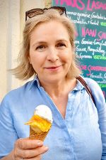 Vizebürgermeisterin Judith Schwentner genießt den Sommer mit einer Kugel Eis. © Büro Judith Schwentner Vizebürgermeisterin Judith Schwentner genießt den Sommer mit einer Kugel Eis.