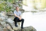 Stadtrat Robert Krotzer genießt die Abkühlung an der Mur. © Stadt Graz/Fischer Stadtrat Robert Krotzer genießt die Abkühlung an der Mur.