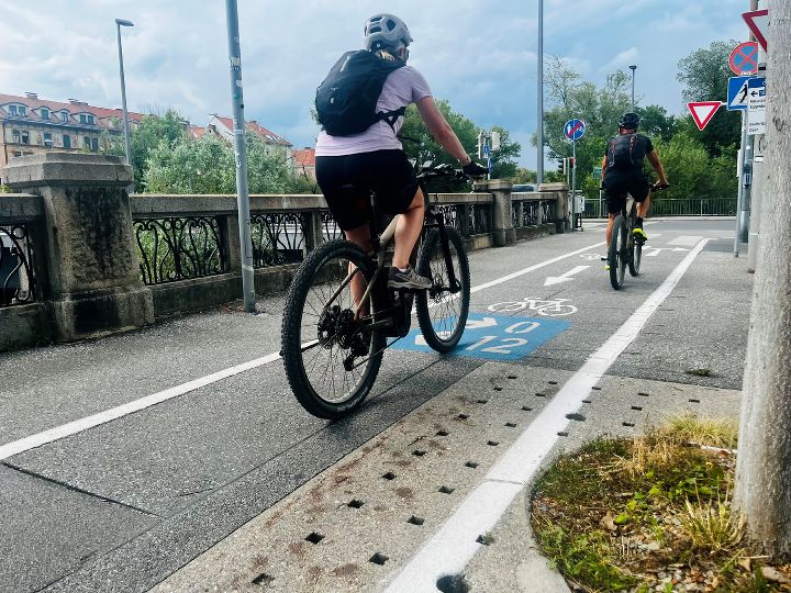 Neue Markierungen auf den Radwegen geben Orientierung