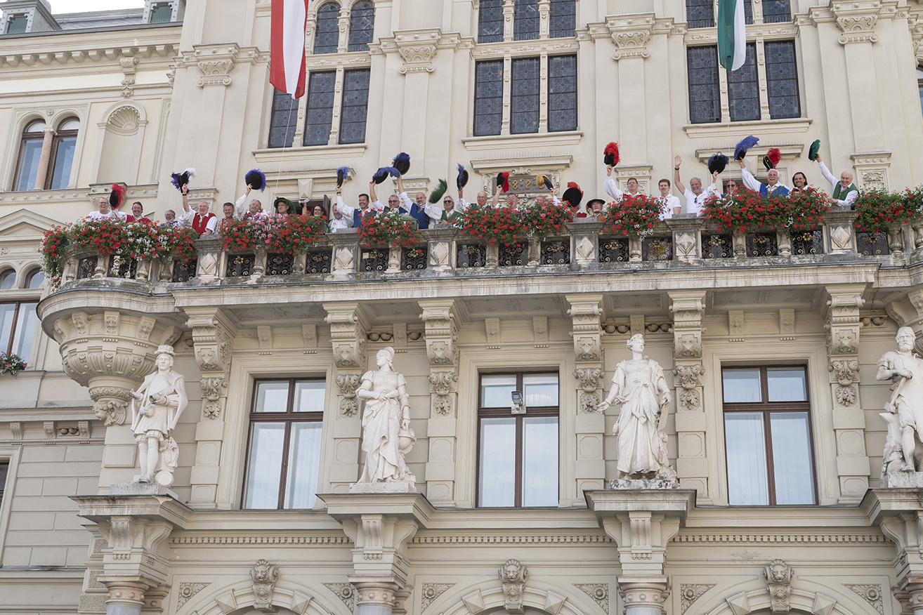 Die Klagenfurter genossen den Blick vom Rathausbalkon. © Stadt Graz/Fischer Die Klagenfurter genossen den Blick vom Rathausbalkon.