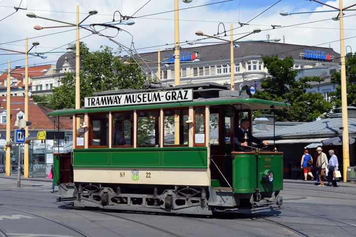 Eine alte Tramway fährt durch Graz