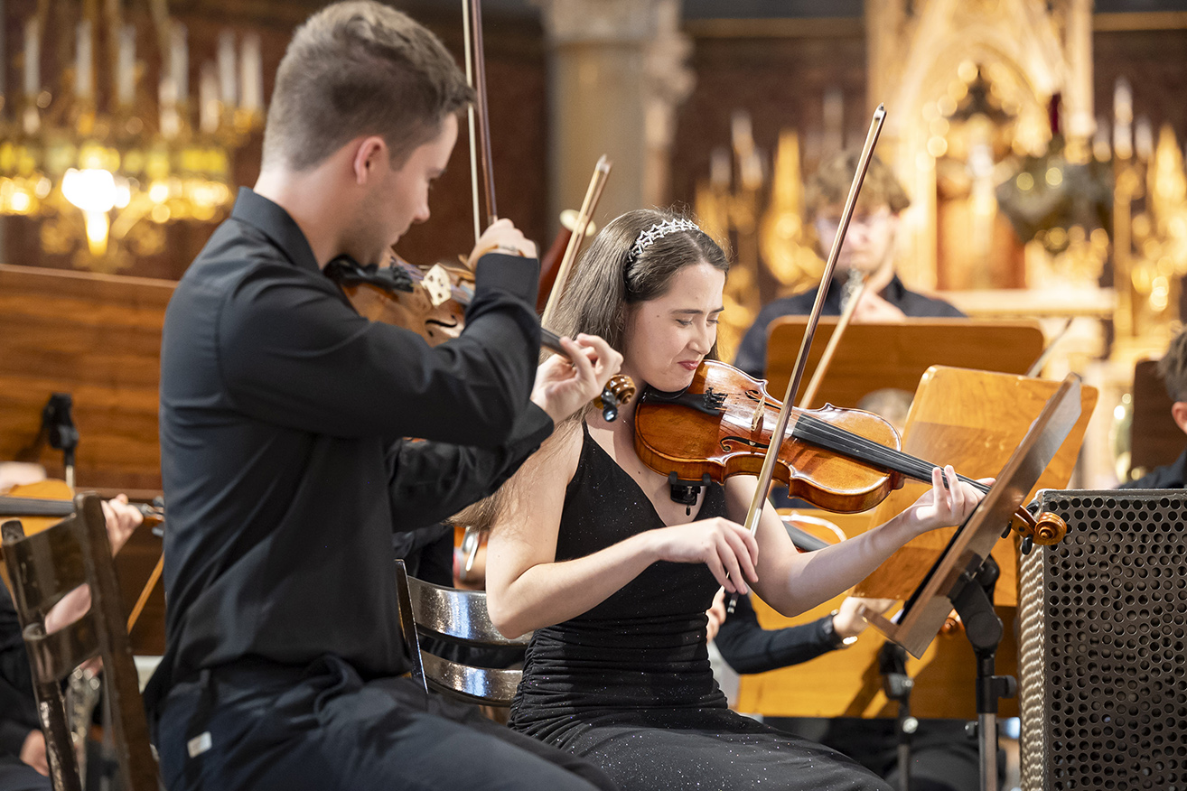40 junge und passionierte Musiker:innen erarbeiten das Konzert gemeinsam mit dem musikalischen Leiter. © Stadt Graz/Fischer 40 junge und passionierte Musiker:innen erarbeiten das Konzert gemeinsam mit dem musikalischen Leiter.