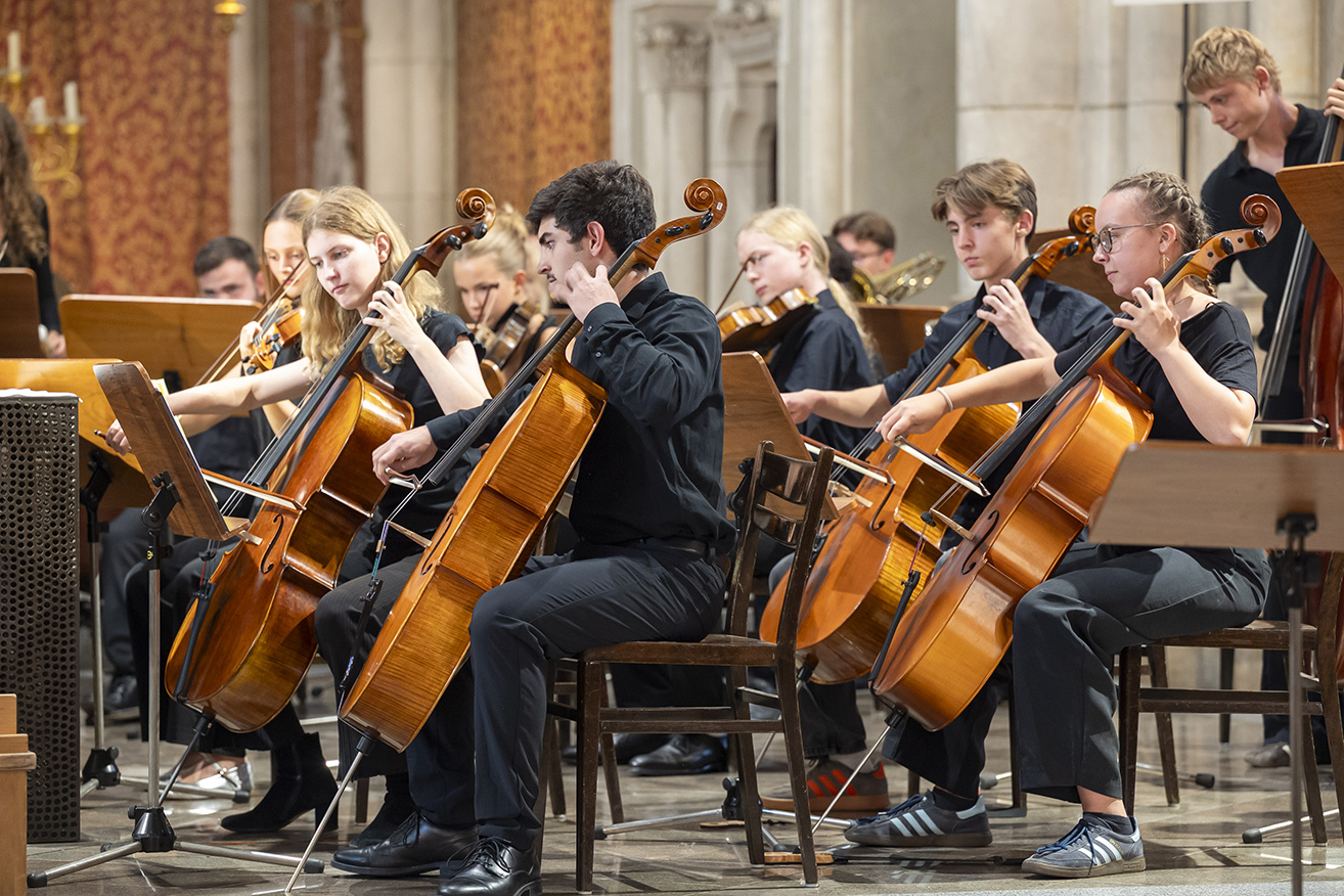 Die Hälfte der Orchestermitglieder stammt aus Darmstadt. Die andere Hälfte aus den Partnerstädten Darmstadts. © Stadt Graz/Fischer Die Hälfte der Orchestermitglieder stammt aus Darmstadt. Die andere Hälfte aus den Partnerstädten Darmstadts.