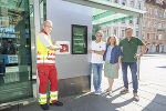 Präsentieren den neuen Defi am Hauptplatz: Bürgermeisterin Elke Kahr, Landesrettungskommandant Peter Hansak (l.) und die beiden Ankünder-GFs Dieter Weber und Bernd Schönegger (r.). © Stadt Graz/Fischer Präsentieren den neuen Defi am Hauptplatz: Bürgermeisterin Elke Kahr, Landesrettungskommandant Peter Hansak (l.) und die beiden Ankünder-GFs Dieter Weber und Bernd Schönegger (r.).