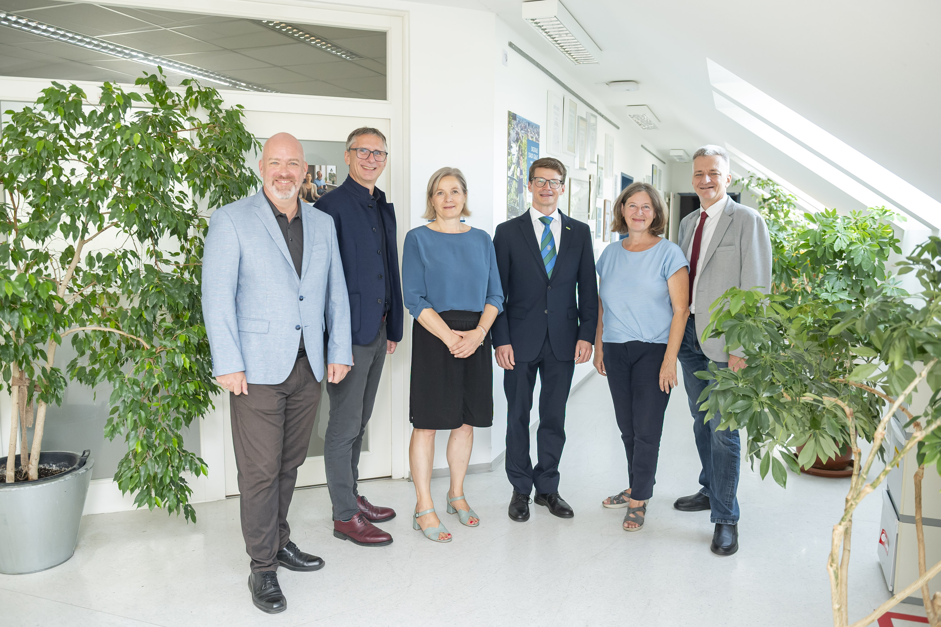 Offiziell im Amt: Der neue Umweltamtsleiter Wolfgang Fuchs (3. v. r.) mit Personalvertretungs-Vorsitzendem Wolfgang Demschner, Magistratsdirektor Martin Haidvogl, Gemeinderätin Judith Schwentner, Bürgermeisterin Elke Kahr und Gemeinderat Manfred Eber (v. l.). © Stadt Graz/Fischer Offiziell im Amt: Der neue Umweltamtsleiter Wolfgang Fuchs (3. v. r.) mit Personalvertretungs-Vorsitzendem Wolfgang Demschner, Magistratsdirektor Martin Haidvogl, Gemeinderätin Judith Schwentner, Bürgermeisterin Elke Kahr und Gemeinderat Manfred Eber (v. l.).