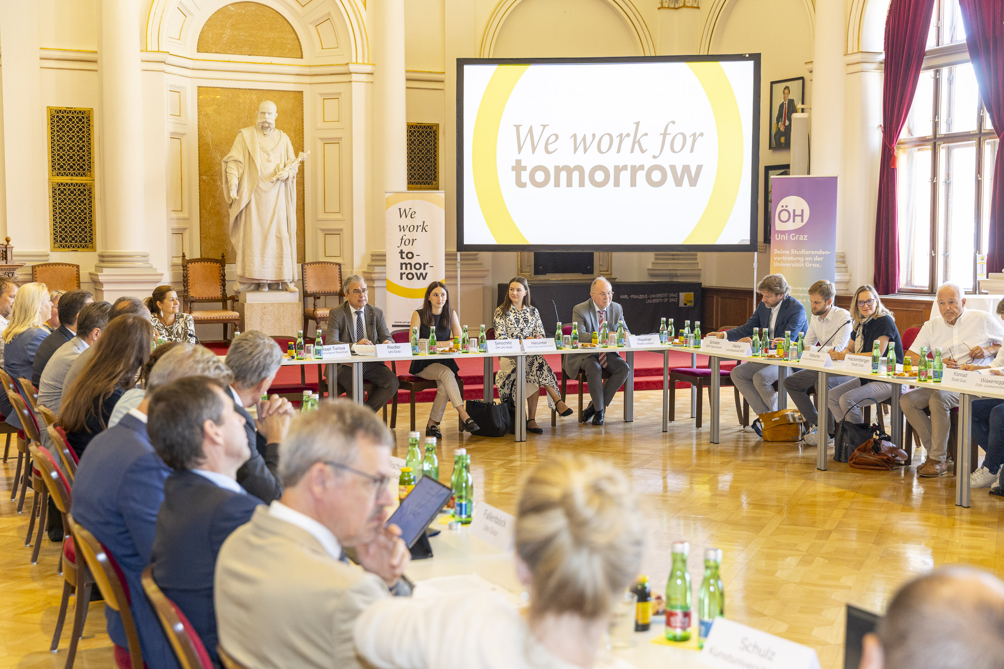 In der Aula der Uni Graz haben Persönlichkeiten aus Politik, Wissenschaft und Wirtschaft gemeinsam darüber beraten, wie die Finanzierung der Universitäten für die kommende Leistungsvereinbarungsperiode 2028-2030 gestaltet werden kann. © Stadt Graz/Fischer In der Aula der Uni Graz haben Persönlichkeiten aus Politik, Wissenschaft und Wirtschaft gemeinsam darüber beraten, wie die Finanzierung der Universitäten für die kommende Leistungsvereinbarungsperiode 2028-2030 gestaltet werden kann.