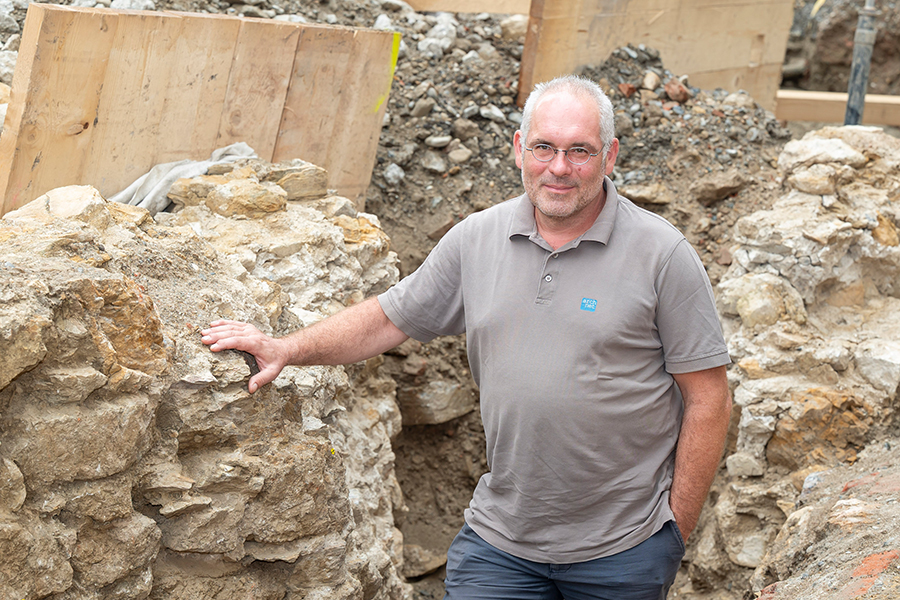 Dimitrios Boulasikis hofft darauf, die Ausdehnung der spätmittelalterlichen Stadtmauer eruieren zu können. © Stadt Graz/Fischer Dimitrios Boulasikis hofft darauf, die Ausdehnung der spätmittelalterlichen Stadtmauer eruieren zu können.