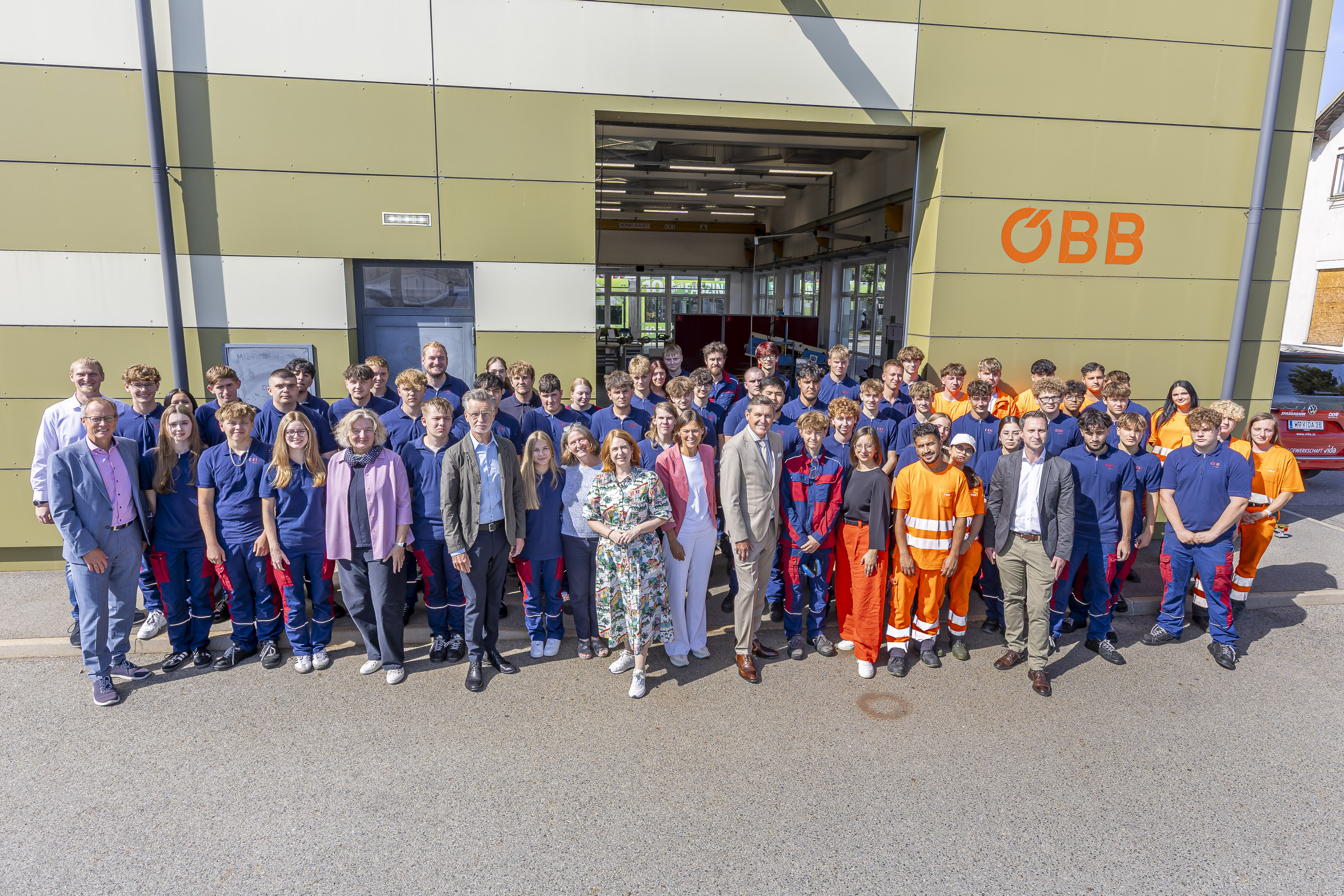 Strahlende Gesichter nach dem Ende der Sanierungsarbeiten der ÖBB-Lehrwerkstätte in der Waagner-Biro-Straße © Stadt Graz/Fischer Strahlende Gesichter nach dem Ende der Sanierungsarbeiten der ÖBB-Lehrwerkstätte in der Waagner-Biro-Straße