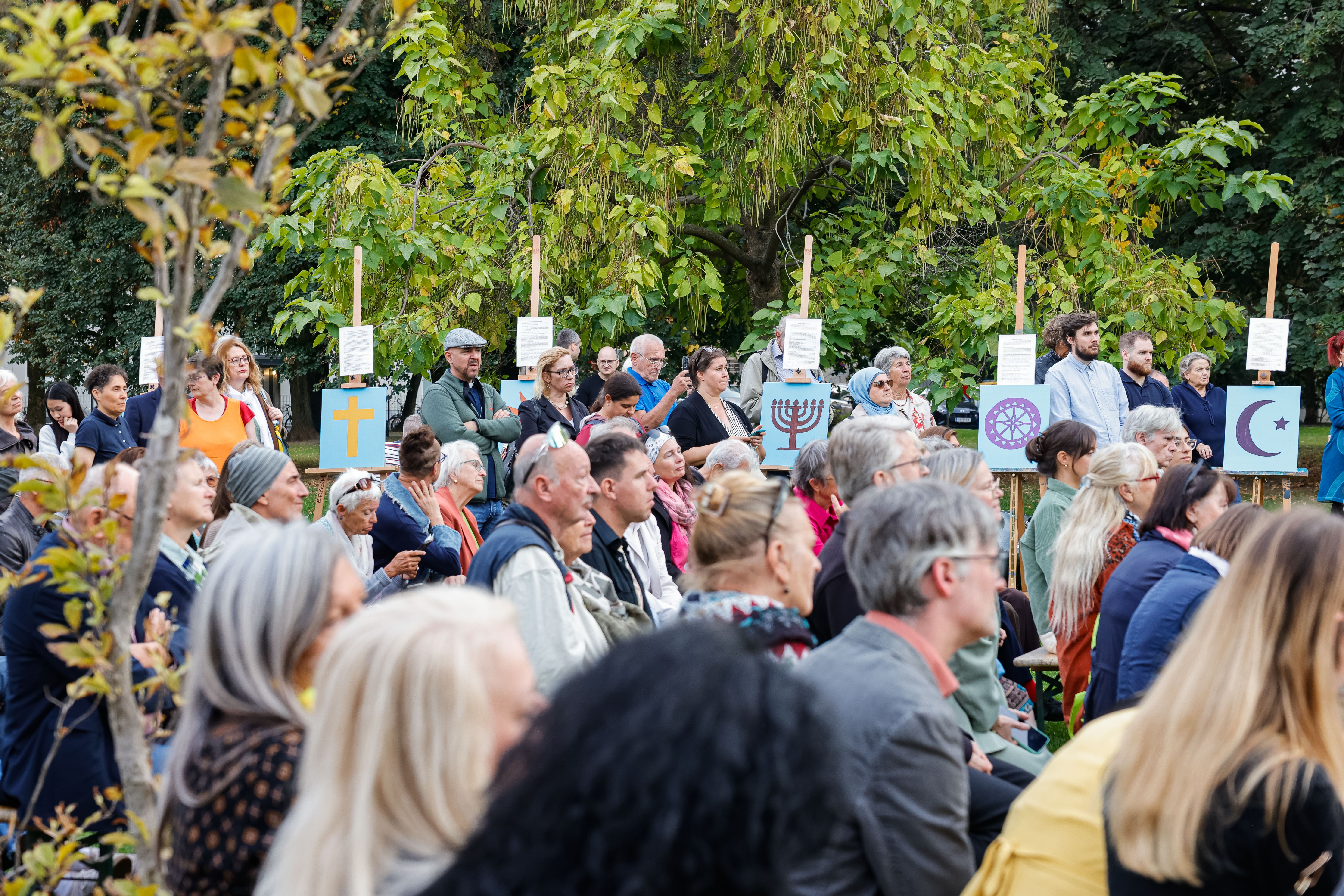 Die Abschlussveranstaltung zum Tag der Religionen im Volksgarten © Gerd Neuhold Die Abschlussveranstaltung zum Tag der Religionen im Volksgarten