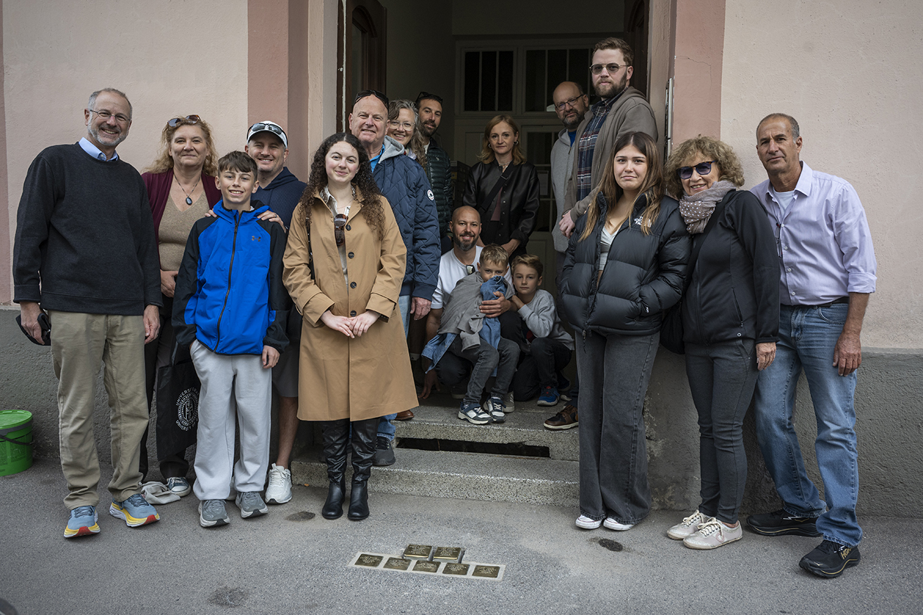 Die Nachfahren der Familie Jagoda vor deren Wohnhaus in der Netzgasse 11. © Alexander Danner Die Nachfahren der Familie Jagoda vor deren Wohnhaus in der Netzgasse 11.