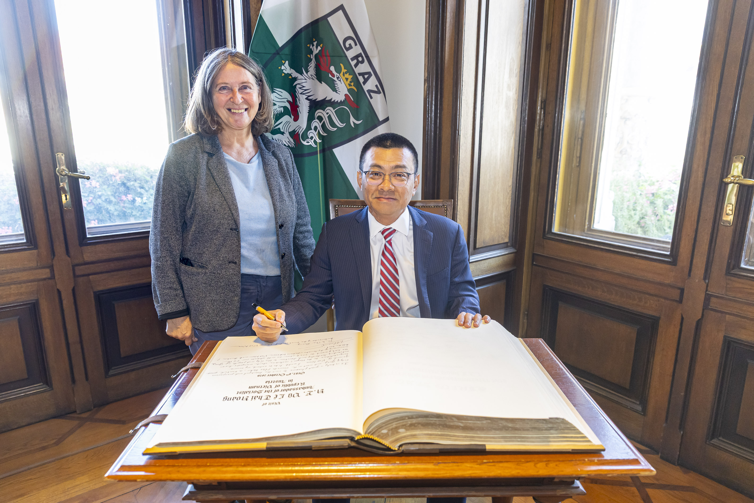 Der vietnamesiche Botschafter Vũ Lê Thái Hoàng verewigte sich im Zuge des Besuchs bei Bürgermeisterin Elke Kahr im Goldenen Buch der Stadt Graz © Stadt Graz/Fischer Der vietnamesiche Botschafter Vũ Lê Thái Hoàng verewigte sich im Zuge des Besuchs bei Bürgermeisterin Elke Kahr im Goldenen Buch der Stadt Graz