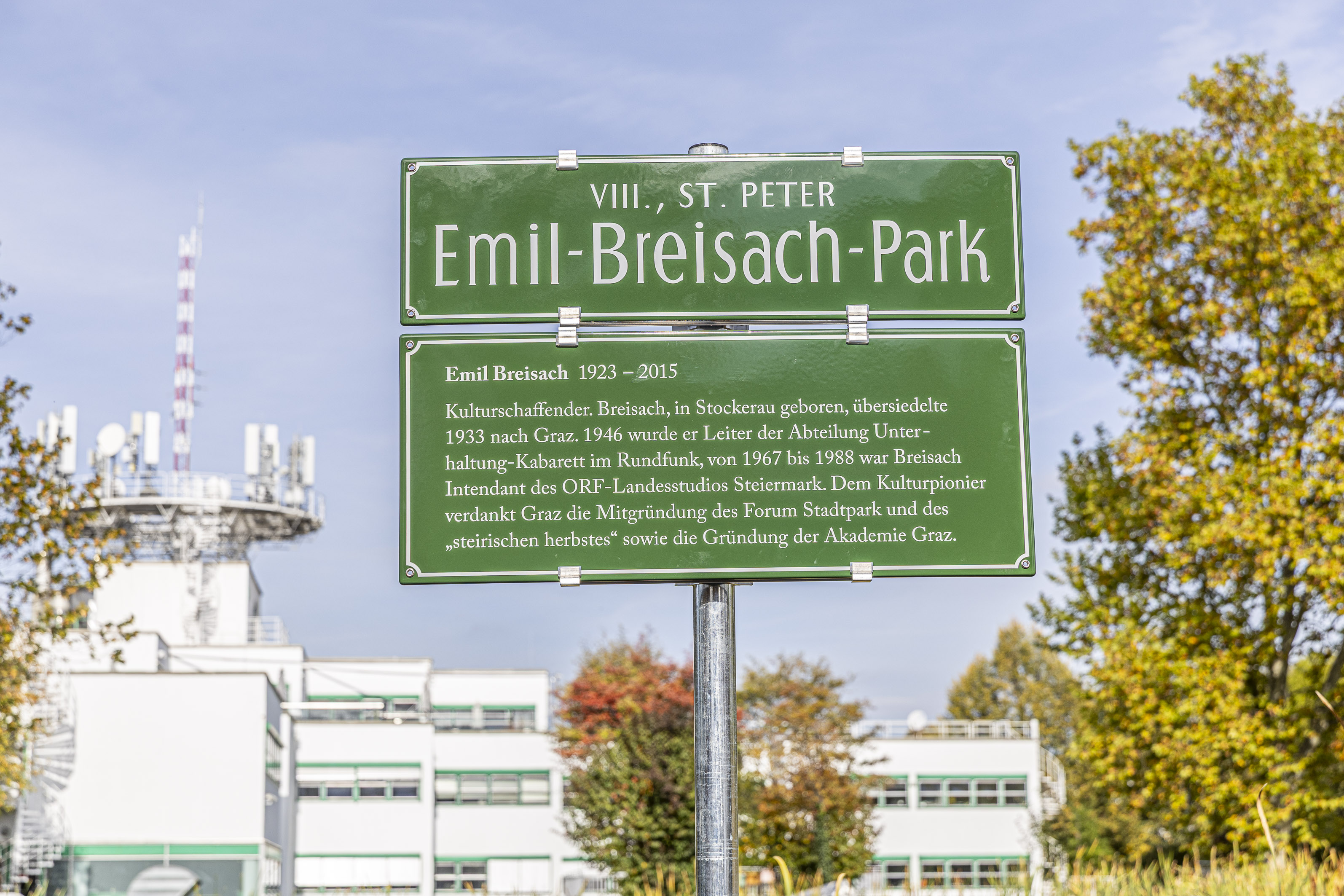 Die frisch enthüllte Tafel des Emil-Breisach-Parks. © Stadt Graz/Fischer Die frisch enthüllte Tafel des Emil-Breisach-Parks.