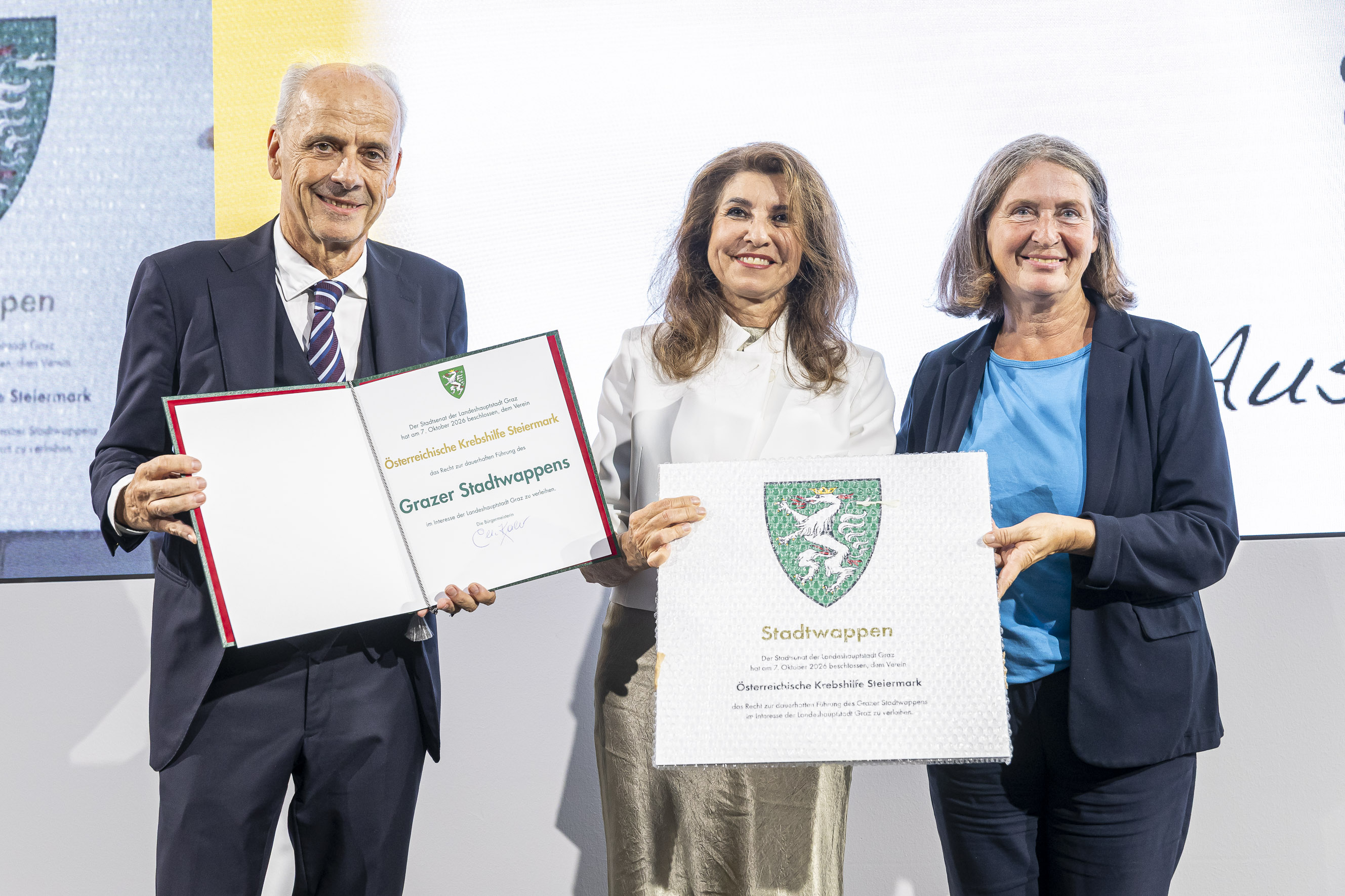 Bürgermeisterin Elke Kahr (r.) überreichte der Präsidentin der Krebshilfe Steiermark, Florentia Peintinger, und dem Vizepräsidenten Gerhard Ranner das Grazer Stadtwappen. © Stadt Graz/Fischer Bürgermeisterin Elke Kahr (r.) überreichte der Präsidentin der Krebshilfe Steiermark, Florentia Peintinger, und dem Vizepräsidenten Gerhard Ranner das Grazer Stadtwappen.