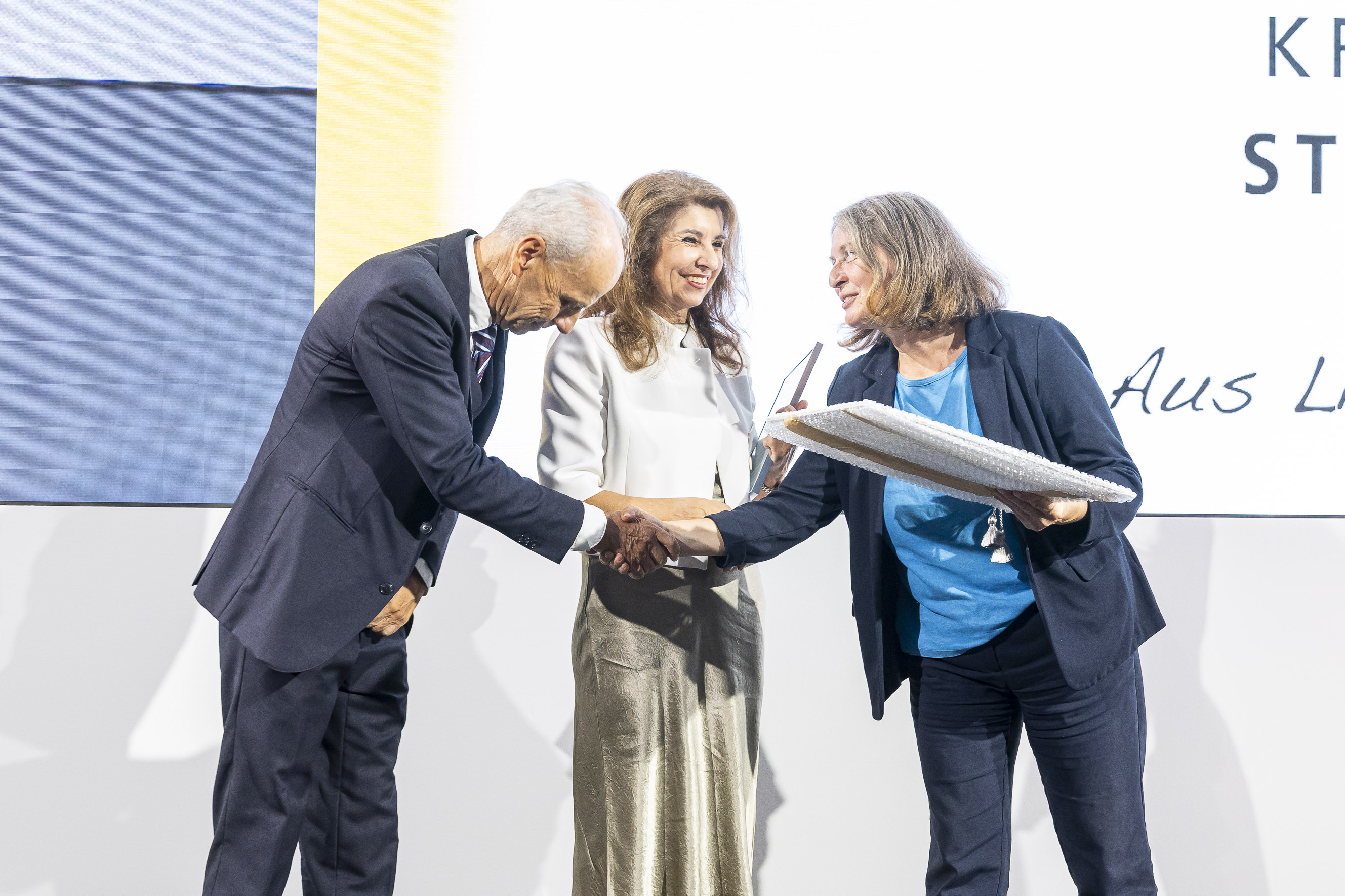Bürgermeisterin Elke Kahr (r.) überreichte der Präsidentin der Krebshilfe Steiermark, Florentia Peintinger, und dem Vizepräsidenten Gerhard Ranner das Grazer Stadtwappen. © Stadt Graz/Fischer Bürgermeisterin Elke Kahr (r.) überreichte der Präsidentin der Krebshilfe Steiermark, Florentia Peintinger, und dem Vizepräsidenten Gerhard Ranner das Grazer Stadtwappen.