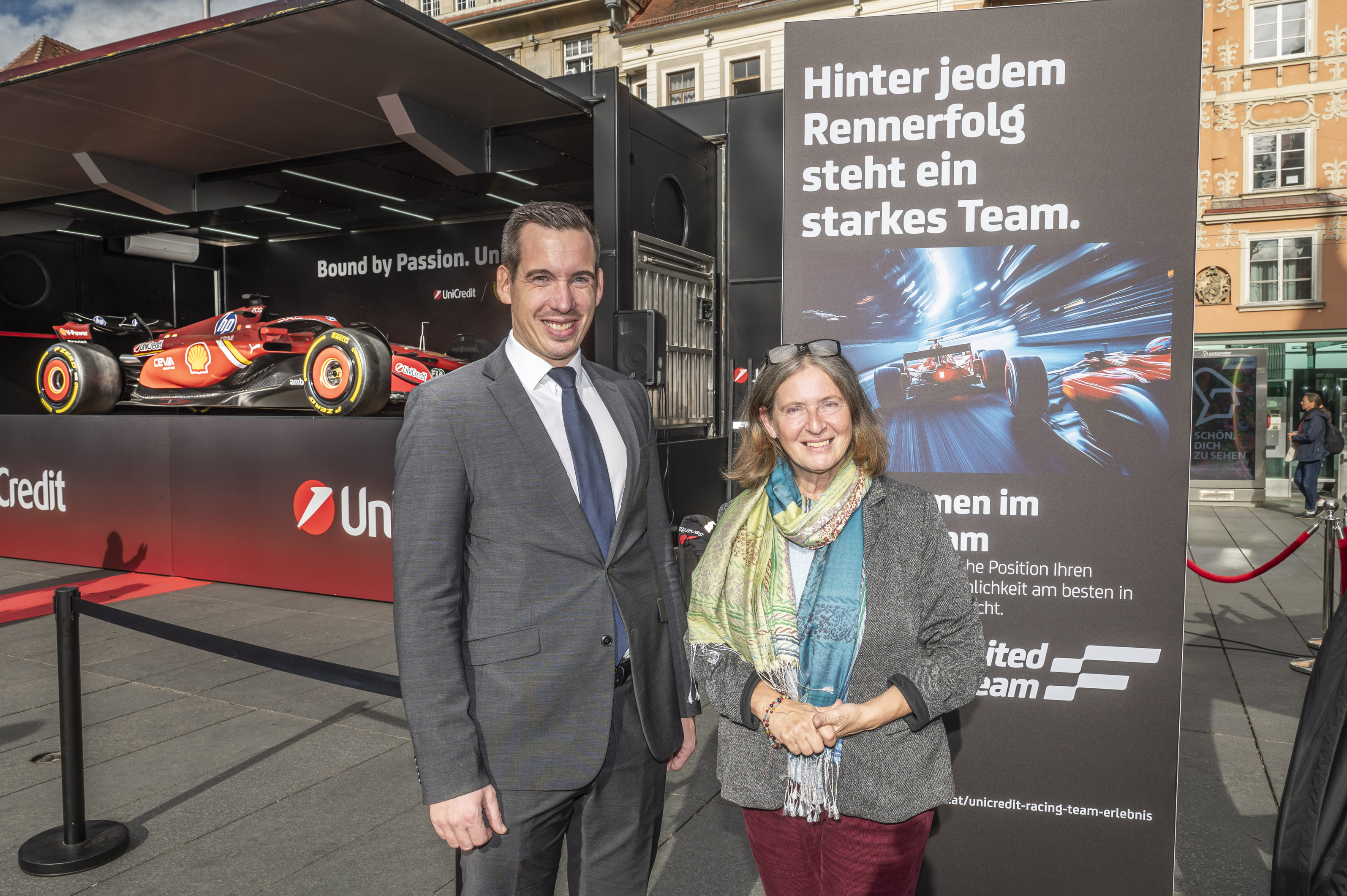 Bürgermeisterin Elke Kahr und Christian Marchler von der UniCredit Bank Austria bei der Roadshow in Graz. © Stadt Graz/Fischer Bürgermeisterin Elke Kahr und Christian Marchler von der UniCredit Bank Austria bei der Roadshow in Graz.