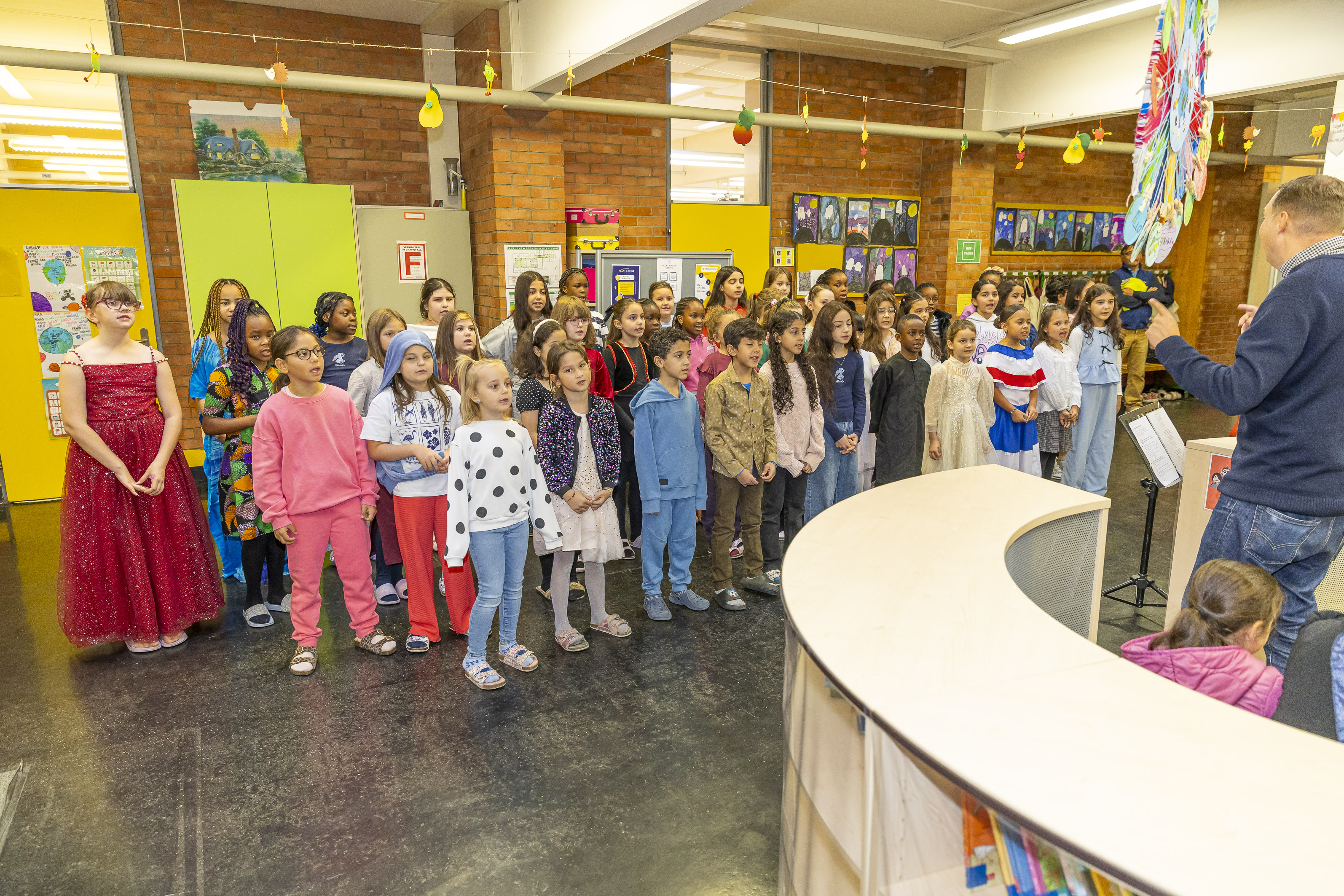 Der Chor der VS Schönau mit einer musikalischen Einstimmung in den Tag. © Stadt Graz/Fischer Der Chor der VS Schönau mit einer musikalischen Einstimmung in den Tag.